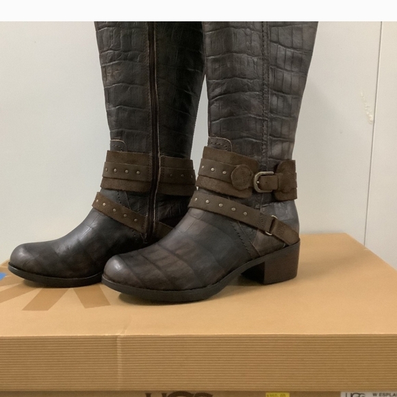 New UGGS winter boots - Picture 2 of 7